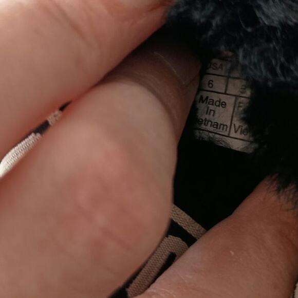 Uggs black furry yeah slides little kid size 6 slingback w/logo barely used glam - Picture 6 of 6